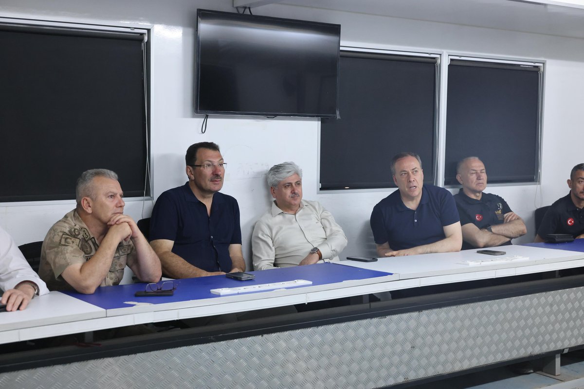 Valimiz Sayın Rahmi Doğan, AK Parti Genel Başkan Yardımcısı/Seçim İşleri Başkanı/24-25-26-27. dönem Sakarya Milletvekili Ali İhsan Yavuz ve İlimiz Milletvekili Murat Kaya ile birlikte Geyve’deki AFAD Koordinasyon Alanı’nı ziyaret ederek, yangına ilişkin son durum hakkında