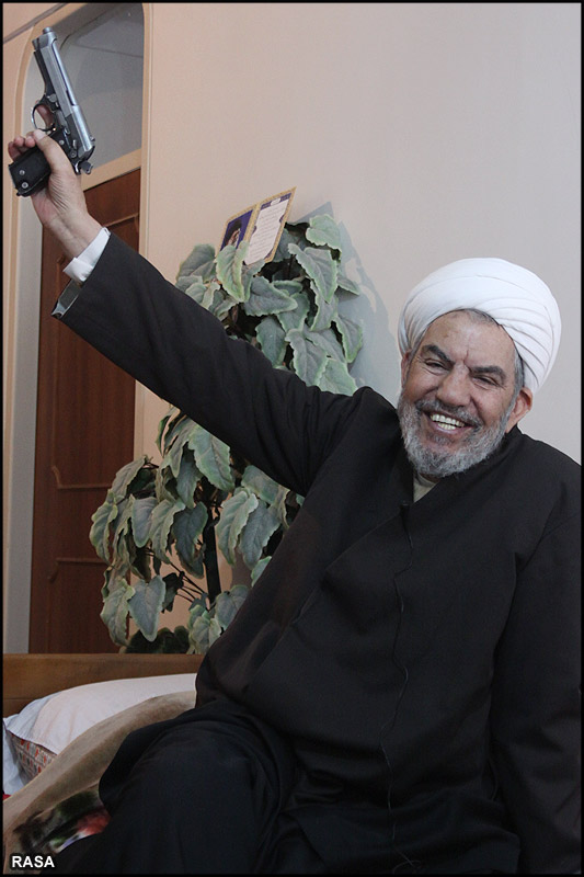 sheshgalani's tweet image. حسنی به همراه استاندار وقت با قایق موتوری دوری در اطراف #دریاچه_ارومیه زد و فیالمجلس احداث پل خاکی کلانتری که میبایست دریا را به ۲ قسمت جدا کند تصویب کردند این فاجعه جزو اختیارات استاندار شمرده شد و تهران هم دخالتی نکرد. برای گرفتن بودجه هم قیلوقال قومگرایانه راه انداختند