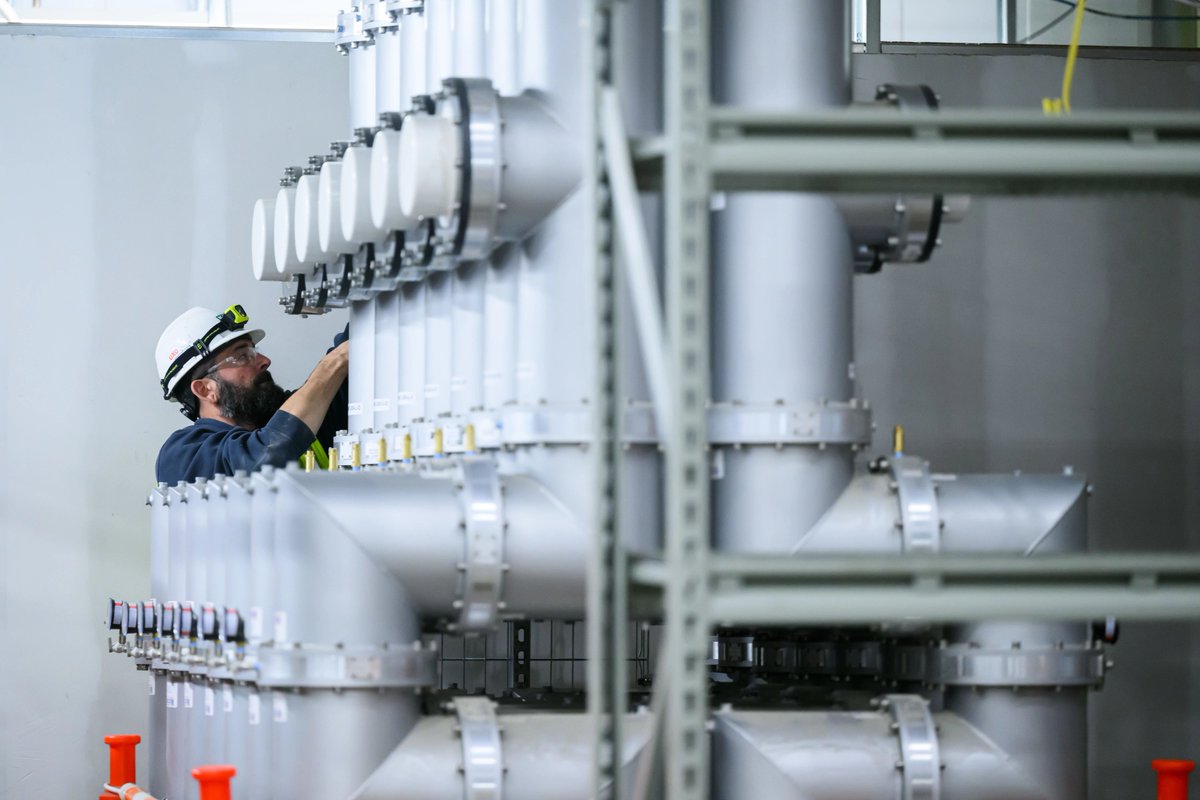 CFS_energy's tweet image. Scenes of progress from around our Devens, Massachusetts, campus.
🧲 A team member unseals a test case containing a toroidal field (TF) magnet after a completed test. Magnets are temporarily placed in test cases before going inside a cryostat, a container that recreates the…