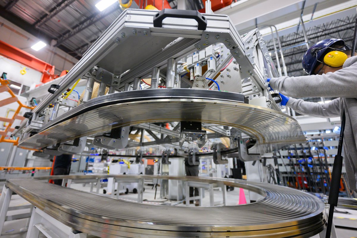 CFS_energy's tweet image. Scenes of progress from around our Devens, Massachusetts, campus.
🧲 A team member unseals a test case containing a toroidal field (TF) magnet after a completed test. Magnets are temporarily placed in test cases before going inside a cryostat, a container that recreates the…
