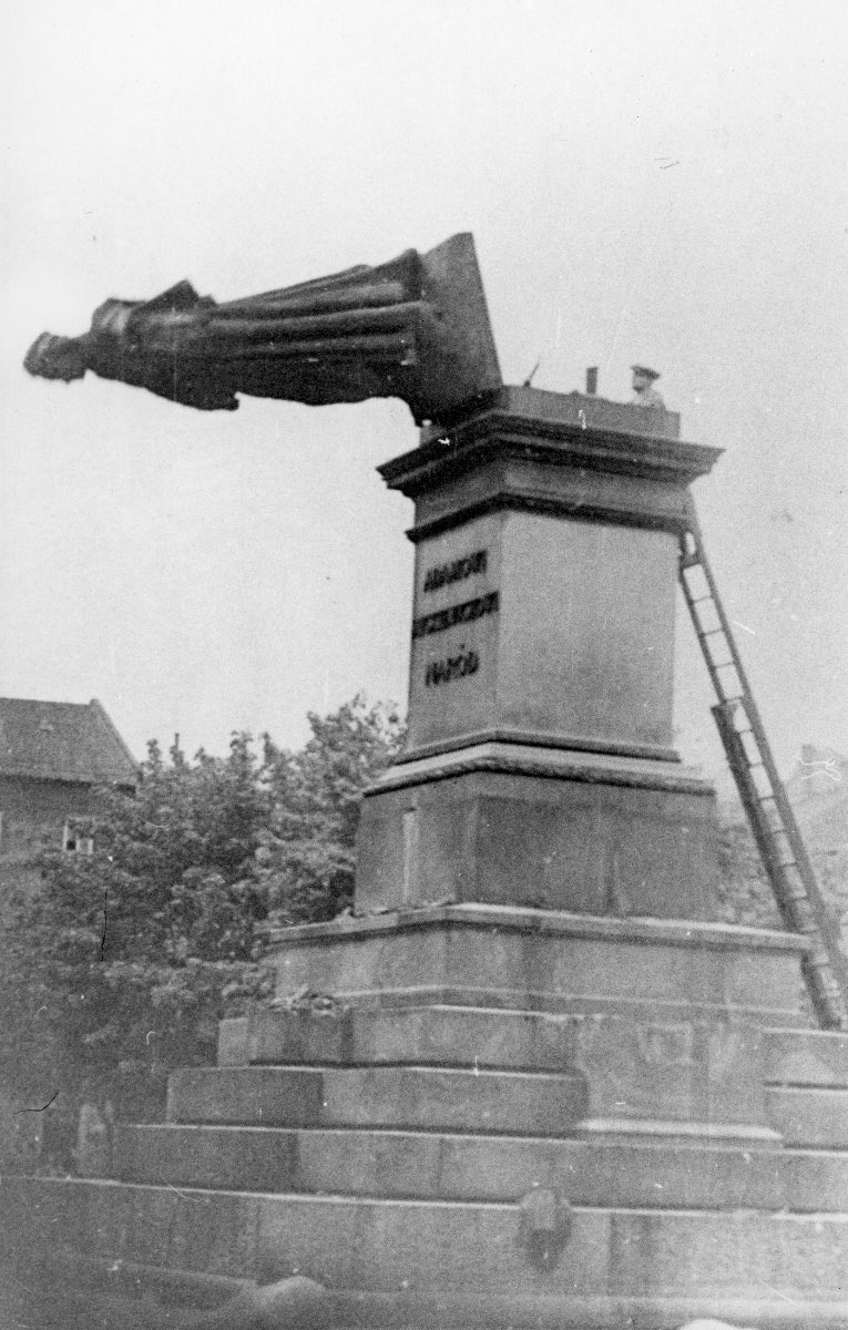 Deeteem1's tweet image. The Germans destroyed the Kraków monument of Adam Mickiewicz, one of the most important Polish poets, on August 17, 1940.