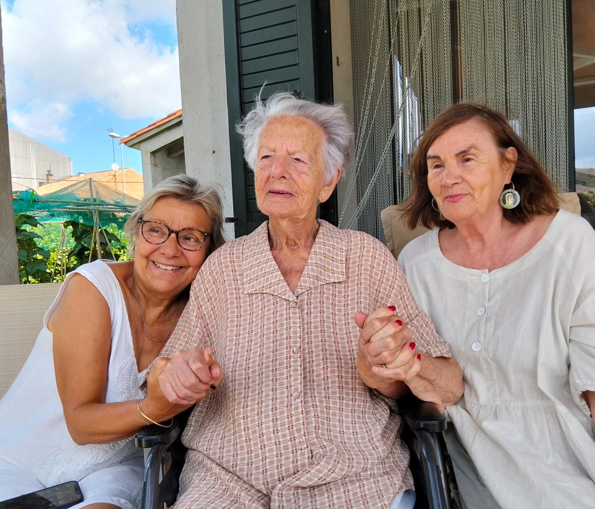 Avui membres de FEBE han visitat a Carme Noguera. Infermera centenaria, exemple d,una época on la professió tenia un alt valor vocacional i de servei a la societat 👏
#FEBE #infermera 
<a href="/InfLleidaCOILL/">InfermeresLleidaCOILL</a> <a href="/COIBarcelona/">Col·legi d'Infermeres i Infermers de BCN (COIB)</a> <a href="/CalderoMiquel/">Miquel Àngel Calderó</a>