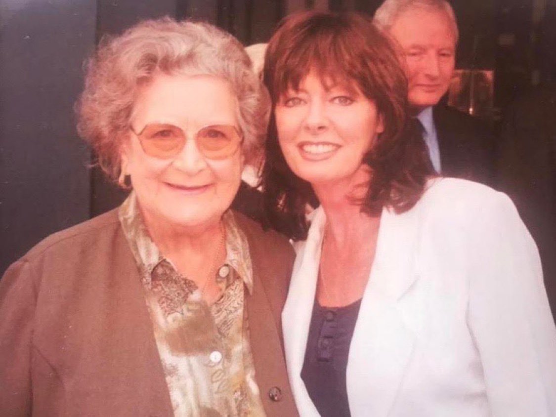 vickimichelle's tweet image. Happy Heavenly Birthday Fabulous Mollie Sugden. Gorgeous Lady. Iconic as Mrs Slocombe in “Are you Being Served” and who can forget “Mrs Slocombe’s Pussy” Great memory at a charity event #MollieSugden #AreYouBeingServed #coronationstreet #LiverBirds #GraceandFavour #MondayVibes