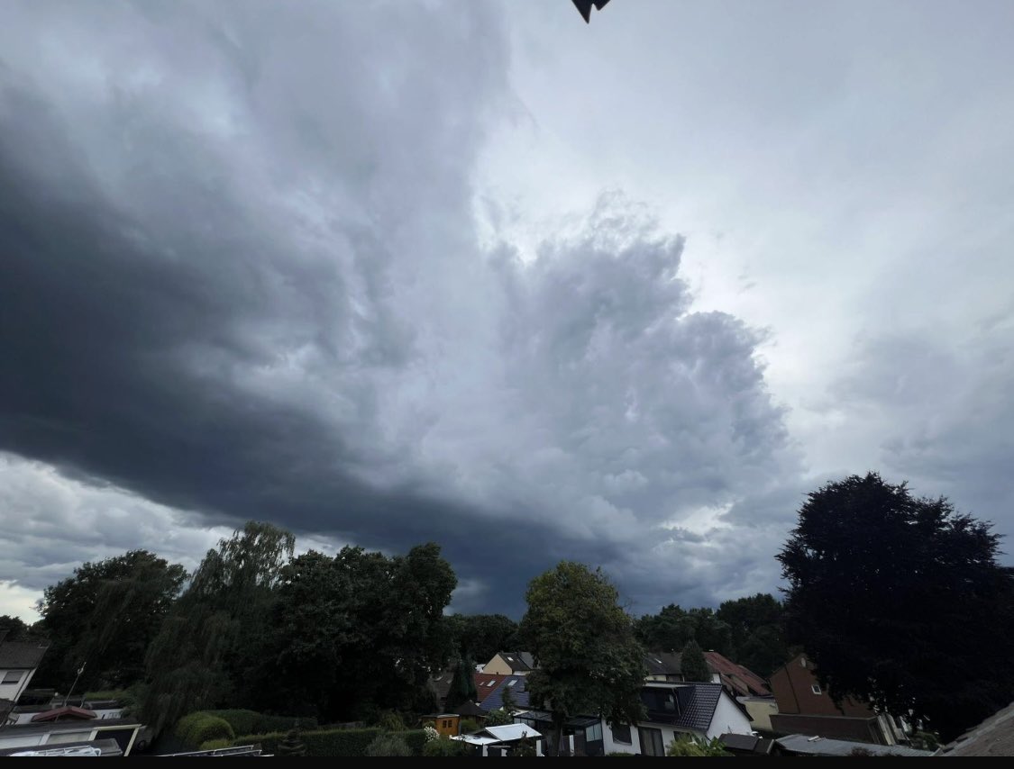 AnnaChronismus's tweet image. Gerade, der Himmel über dem Ruhrgebiet, faszinierend 😍
Dazu fällt mir doch glatt eine schöne Melodie ein #ScheißAfD 🎶🎵🥰
