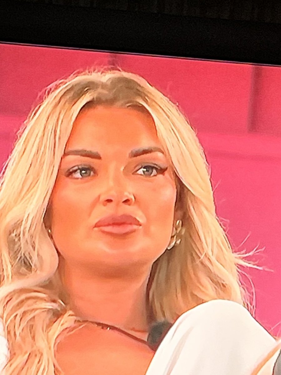 Crayolashots's tweet image. Harry is flirting infront of Helena and she is SILENT. #LoveIslandUK