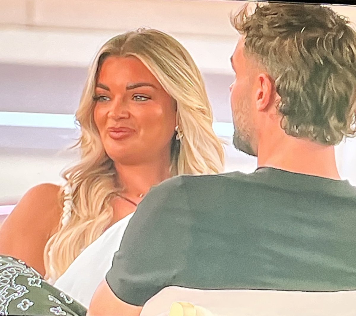 Crayolashots's tweet image. Harry is flirting infront of Helena and she is SILENT. #LoveIslandUK