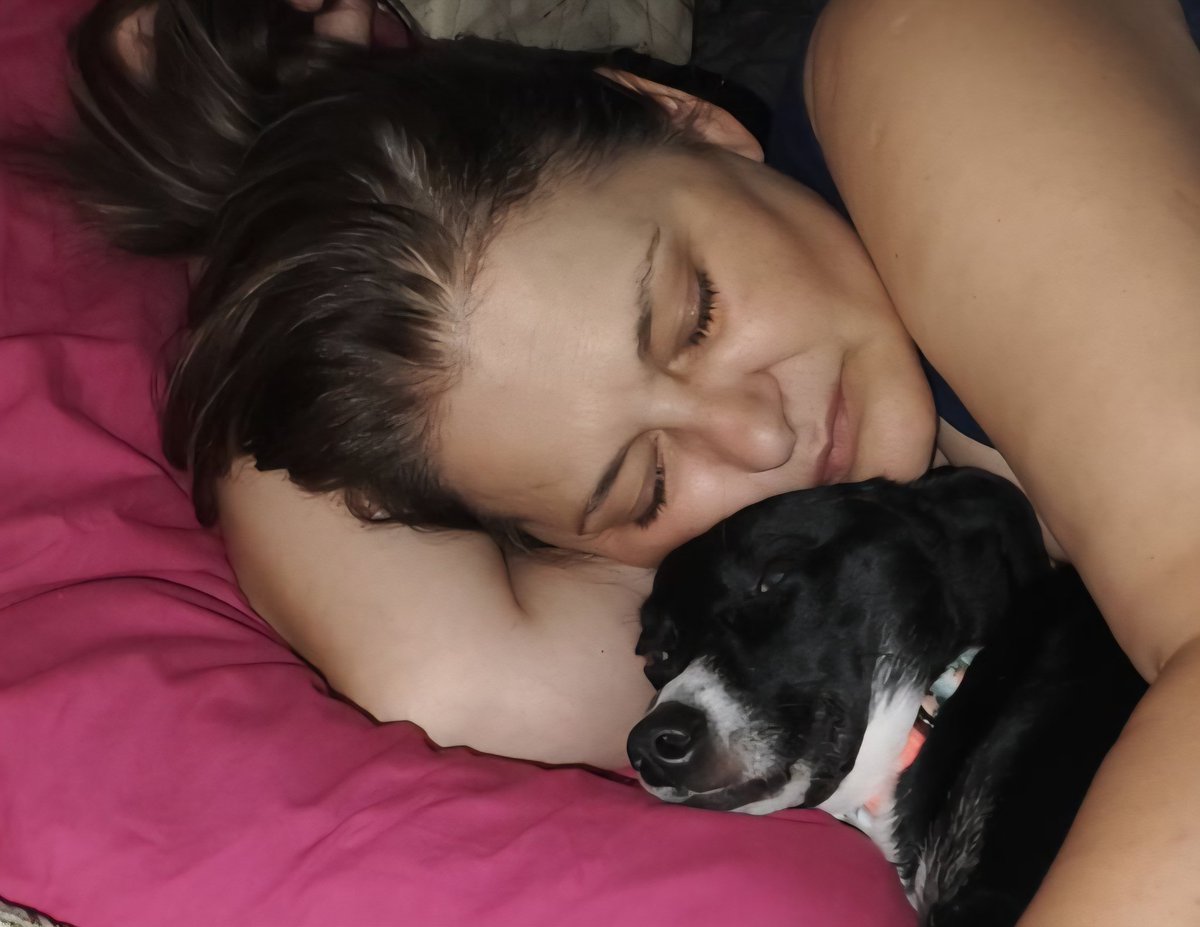 jovanovic_vinka's tweet photo. Mimy svake noći zauzme pola kreveta, a cijelo moje srce. Kažu da psi nisu ljudi. Istina. Mimy je bolja. 🐕🛏️ #pas #ljubav
Biće koje voli tiše od riječi, ali jače od svega.
Svake večeri zaspi pored mene, i svako jutro me podsjeti što znači bezuslovna ljubav. 🐾❤️
#Mimy #odanost https://t.co/F1fs7PcGS6