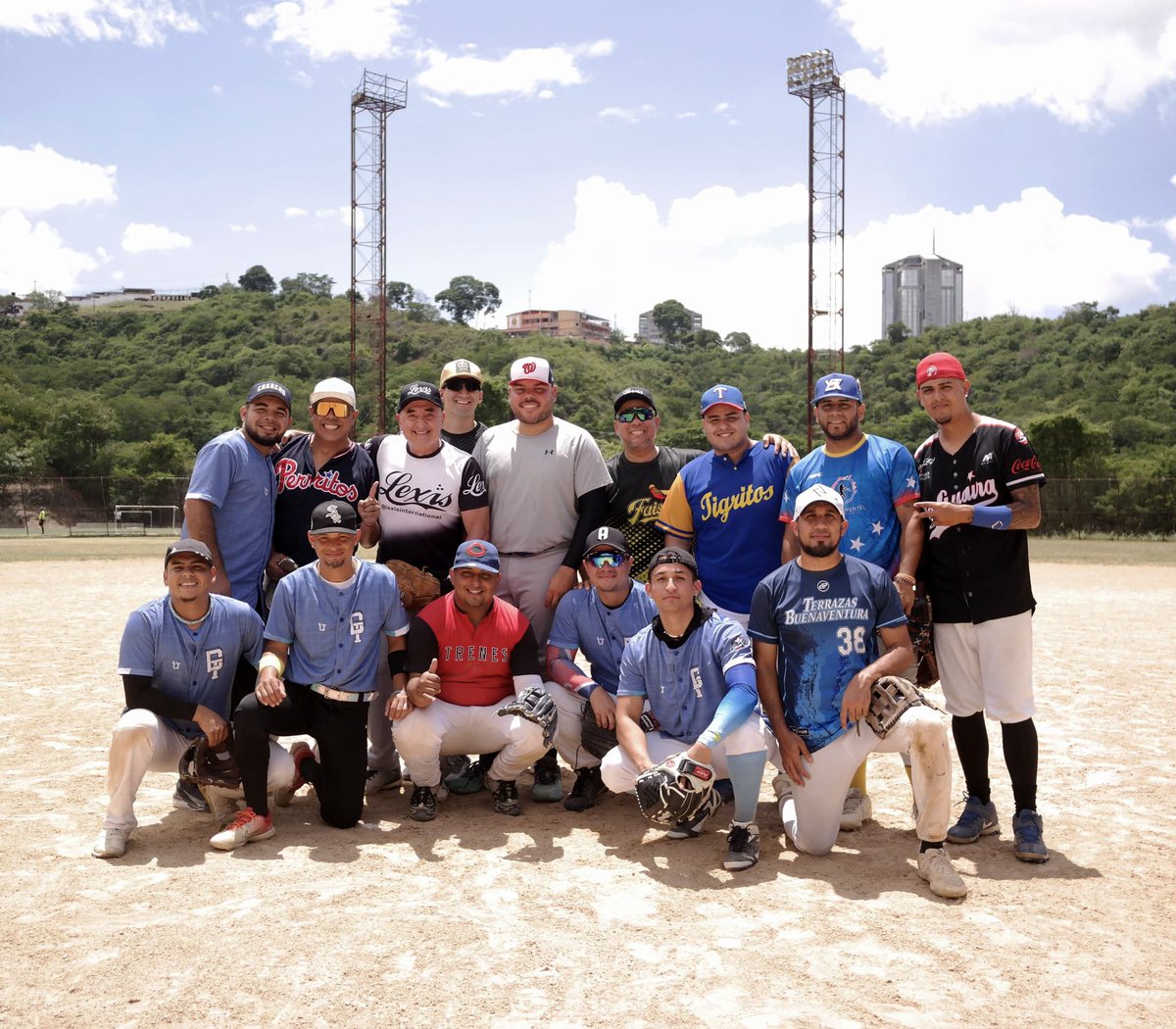 Saluden al manager y equipo ganador de la última edición del Encuentro de Twitteros. 🏆🥎
#SoftballEntrePanas 

No estuvo fácil ese lineup. 🔥