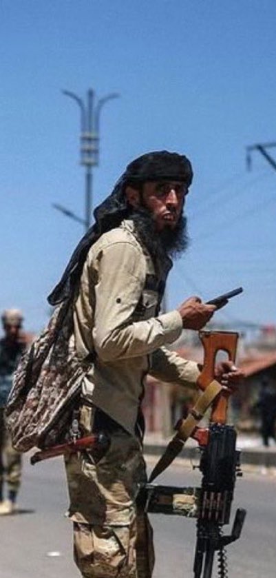 bashar__asad's tweet image. الشخص على اليمين لديه كرامة ومروءة دفعته لحمل السلاح للدفاع عن أهله المحاصرين في السويداء .. لا يوجد أي سجل سلبيات معروف له .. بالأيام الماضية تعرض لأبشع حملة تنمر بسبب مظهره على يد شبيحتي السابقين
الشخص على اليسار (أنا) ارتكبت جرائم قتل بحق مليون شخص وعذبت وأخفيت مئات الآلاف في…