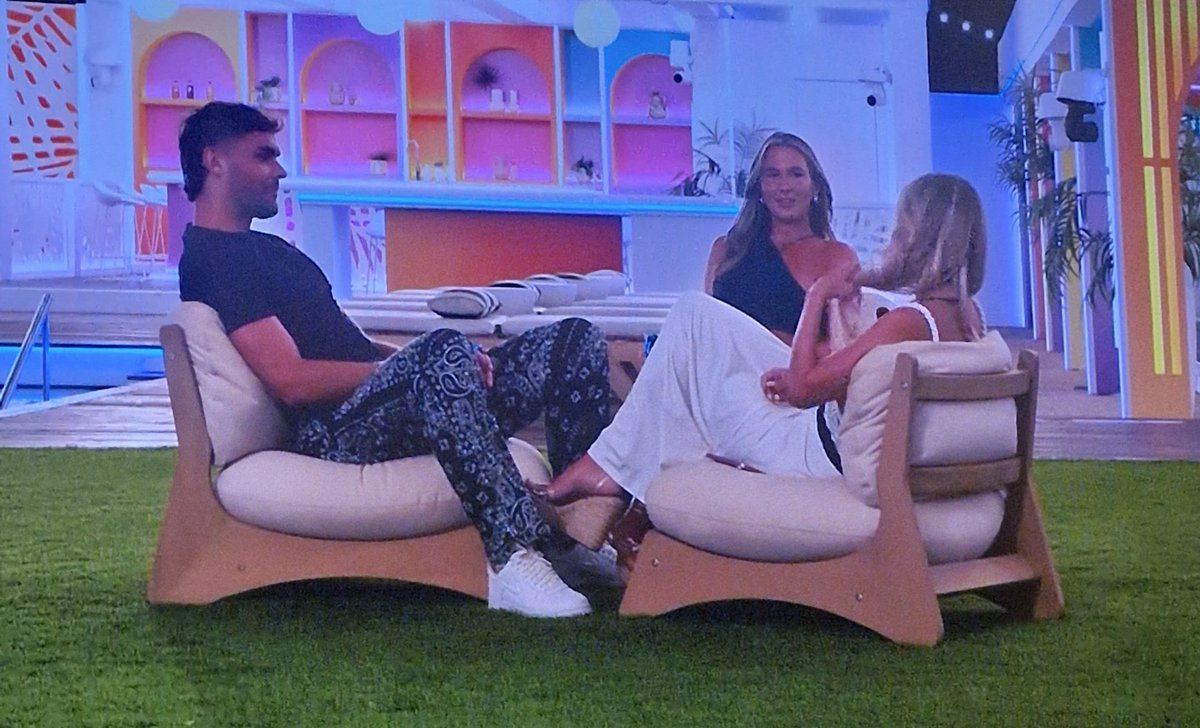 clivetheunicorn's tweet image. Asking the woman who ISN'T in your couple whether she's wearing undies IN FRONT of the woman you ARE in a couple with is wild but so expected rn #loveisland #loveislanduk