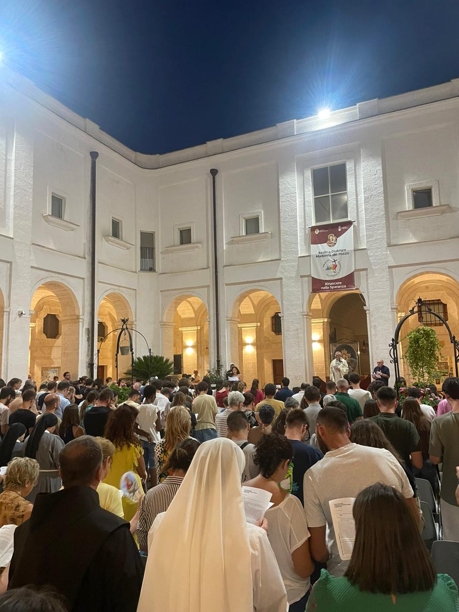 donTonio66's tweet image. L'incontro di preghiera e la marcia dei giovani della Diocesi che fra qualche giorno parteciperanno a Roma al Giubileo dei Giovani. Sono venuti a Capurso, guidati dall'Arcivescovo Giuseppe, che ha dato loro il Mandato.
Giovani sempre, nel ❤️!