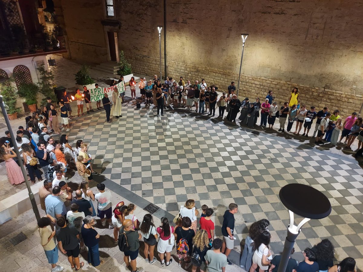 donTonio66's tweet image. L'incontro di preghiera e la marcia dei giovani della Diocesi che fra qualche giorno parteciperanno a Roma al Giubileo dei Giovani. Sono venuti a Capurso, guidati dall'Arcivescovo Giuseppe, che ha dato loro il Mandato.
Giovani sempre, nel ❤️!