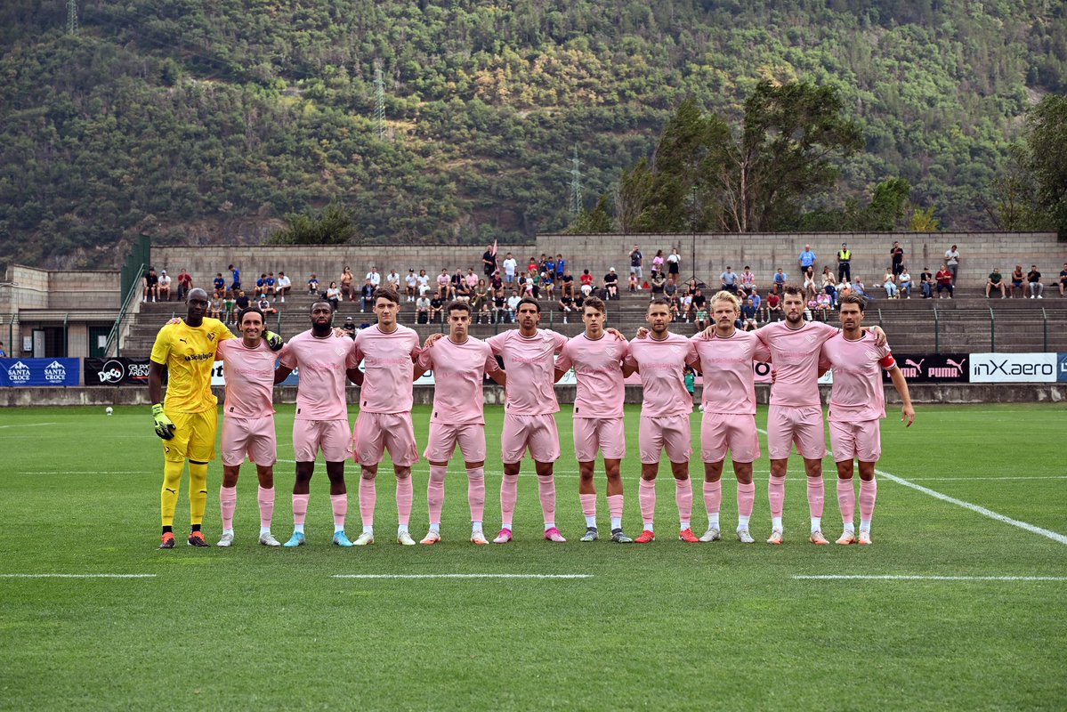 CalcioEngland's tweet image. Hope I’m not being weird here…but what is up with the cut of those #Palermo shorts?!
