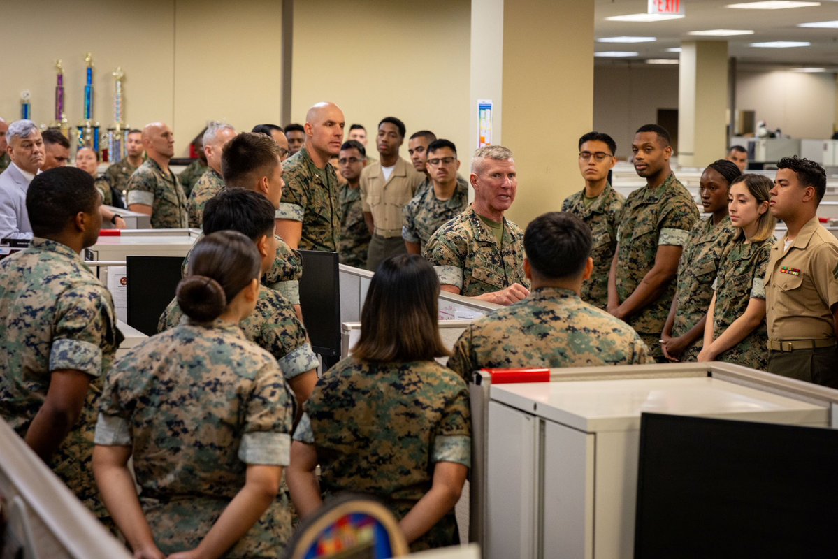 CMC_MarineCorps's tweet image. Last Thursday, I visited @MARFORSOUTH & @marforres to recognize Marines for their superior performance. MARFORSOUTH is advancing key relationships with allies & partners across @Southcom while MARFORRES augments our active duty through the readiness of our reservist Marines.