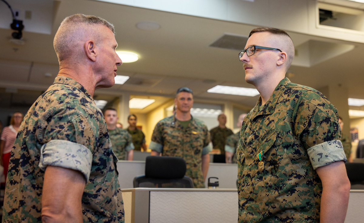 CMC_MarineCorps's tweet image. Last Thursday, I visited @MARFORSOUTH & @marforres to recognize Marines for their superior performance. MARFORSOUTH is advancing key relationships with allies & partners across @Southcom while MARFORRES augments our active duty through the readiness of our reservist Marines.