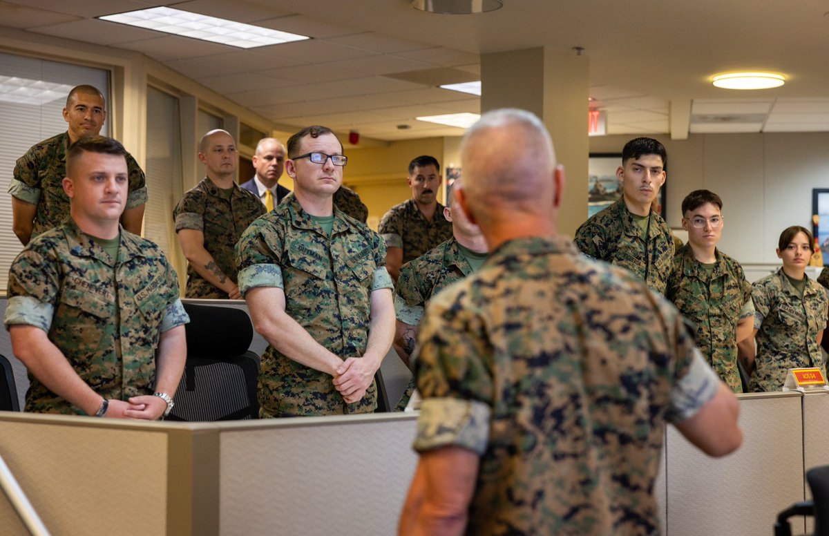 CMC_MarineCorps's tweet image. Last Thursday, I visited @MARFORSOUTH & @marforres to recognize Marines for their superior performance. MARFORSOUTH is advancing key relationships with allies & partners across @Southcom while MARFORRES augments our active duty through the readiness of our reservist Marines.