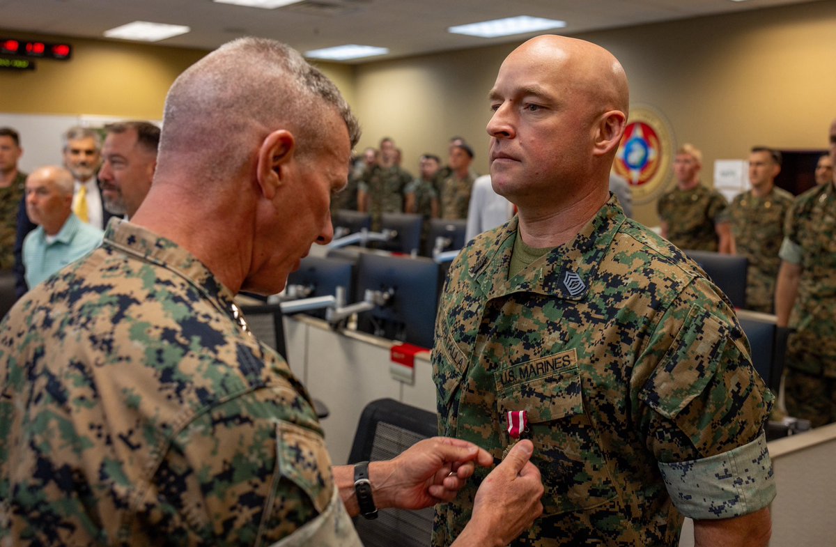 CMC_MarineCorps's tweet image. Last Thursday, I visited @MARFORSOUTH & @marforres to recognize Marines for their superior performance. MARFORSOUTH is advancing key relationships with allies & partners across @Southcom while MARFORRES augments our active duty through the readiness of our reservist Marines.