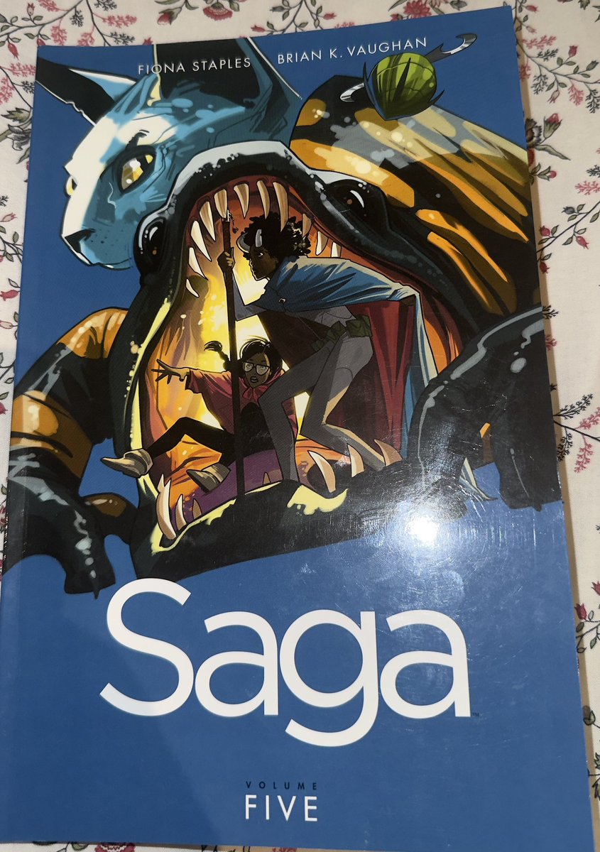 nullbyt4's tweet image. Saga هو عمل لازم الكل يقراه، حتى لو كنت شخص ما يحب الكوميكس أو ما عمرك فكرت تدخل فيها. اللي قاعد أقراه شي عجيب ومبهر جدًا، وما فيه ولا كلمة في معجمي تقدر توصف اللي جالس أشوفه.