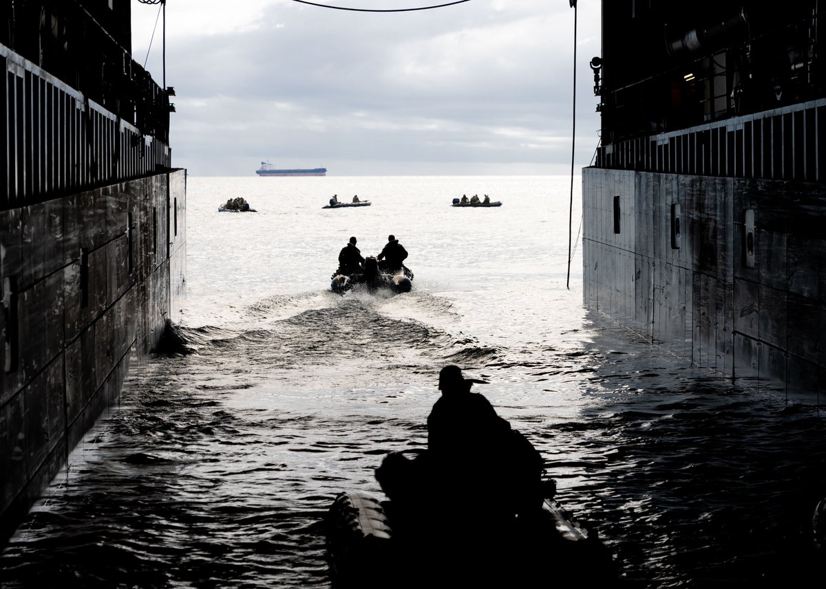 DefenceAust's tweet image. 2RAR in their element 🌊 The @AustralianArmy's Amphibious Force, 2nd Battalion, Royal Australian Regiment, departed the vehicle deck of HMAS Choules to conduct amphibious operations in Zodiac Rigid Hull Inflatable Boats as part of Exercise @TalismanSabre 2025.
#YourADF…