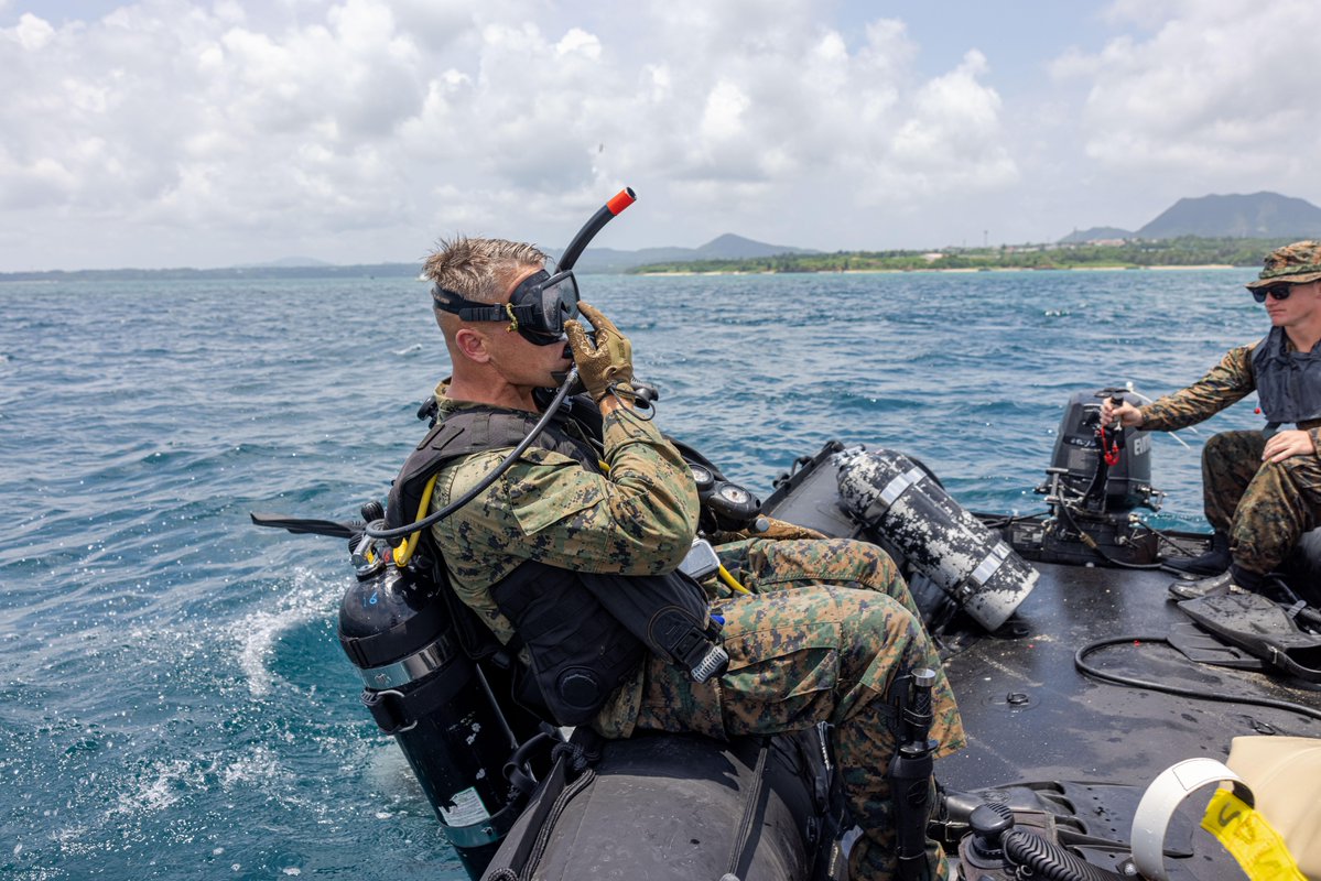 USMC's tweet image. #Marines with @3d_Marine_Div recover a weighted ammo can from the sea floor during a search and recovery dive drill on Camp Schwab, Okinawa, Japan.
This training is designed to enhance the Marines' proficiency and capabilities in specialized insertion and extraction operations.…
