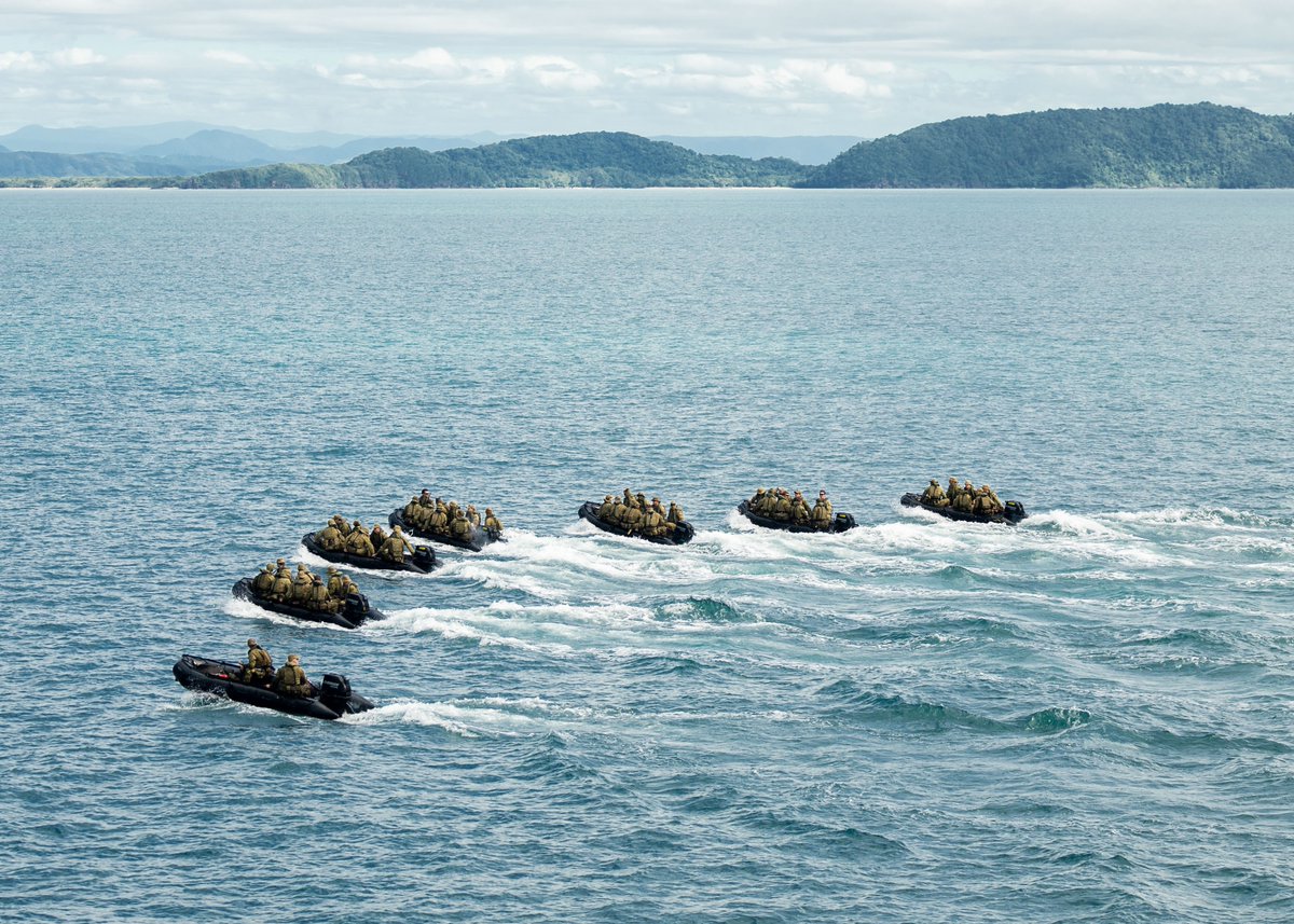 DefenceAust's tweet image. 2RAR in their element 🌊 The @AustralianArmy's Amphibious Force, 2nd Battalion, Royal Australian Regiment, departed the vehicle deck of HMAS Choules to conduct amphibious operations in Zodiac Rigid Hull Inflatable Boats as part of Exercise @TalismanSabre 2025.
#YourADF…