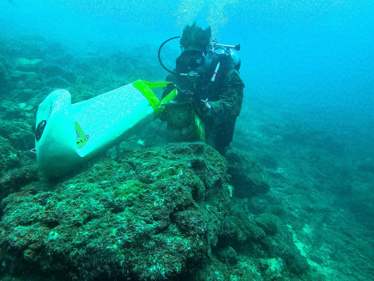 USMC's tweet image. #Marines with @3d_Marine_Div recover a weighted ammo can from the sea floor during a search and recovery dive drill on Camp Schwab, Okinawa, Japan.
This training is designed to enhance the Marines' proficiency and capabilities in specialized insertion and extraction operations.…