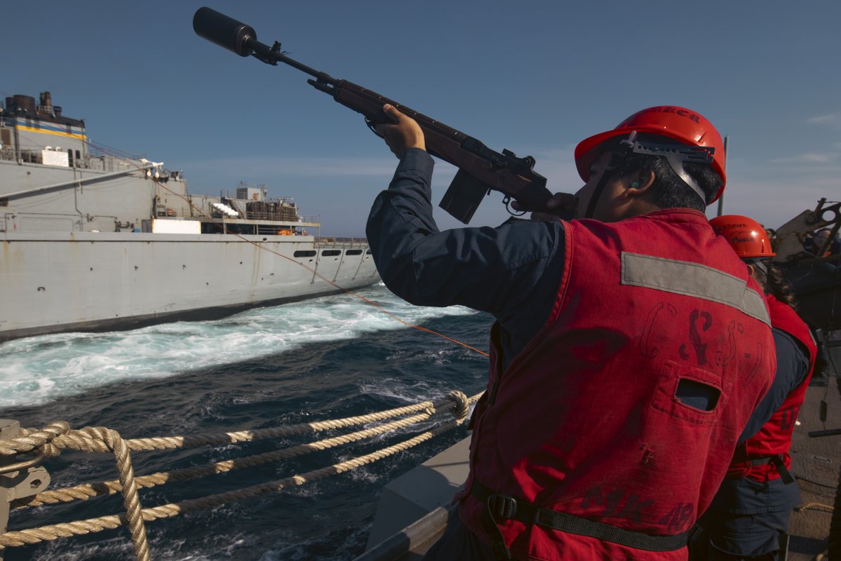 USNavy's tweet image. #USNavyPhotosoftheDay
1️⃣ Gunner’s Mate 1st Class Don Dume, assigned to the Arleigh Burke-class guided-missile destroyer USS Bulkeley (DDG 84), fires the .50cal light machine-gun at an unmanned surface vessel during a live-fire exercise.
2️⃣ Navy Band Northeast marches in the…