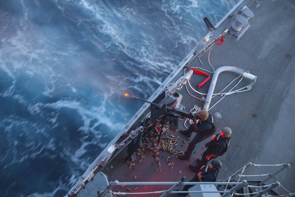 USNavy's tweet image. #USNavyPhotosoftheDay
1️⃣ Gunner’s Mate 1st Class Don Dume, assigned to the Arleigh Burke-class guided-missile destroyer USS Bulkeley (DDG 84), fires the .50cal light machine-gun at an unmanned surface vessel during a live-fire exercise.
2️⃣ Navy Band Northeast marches in the…