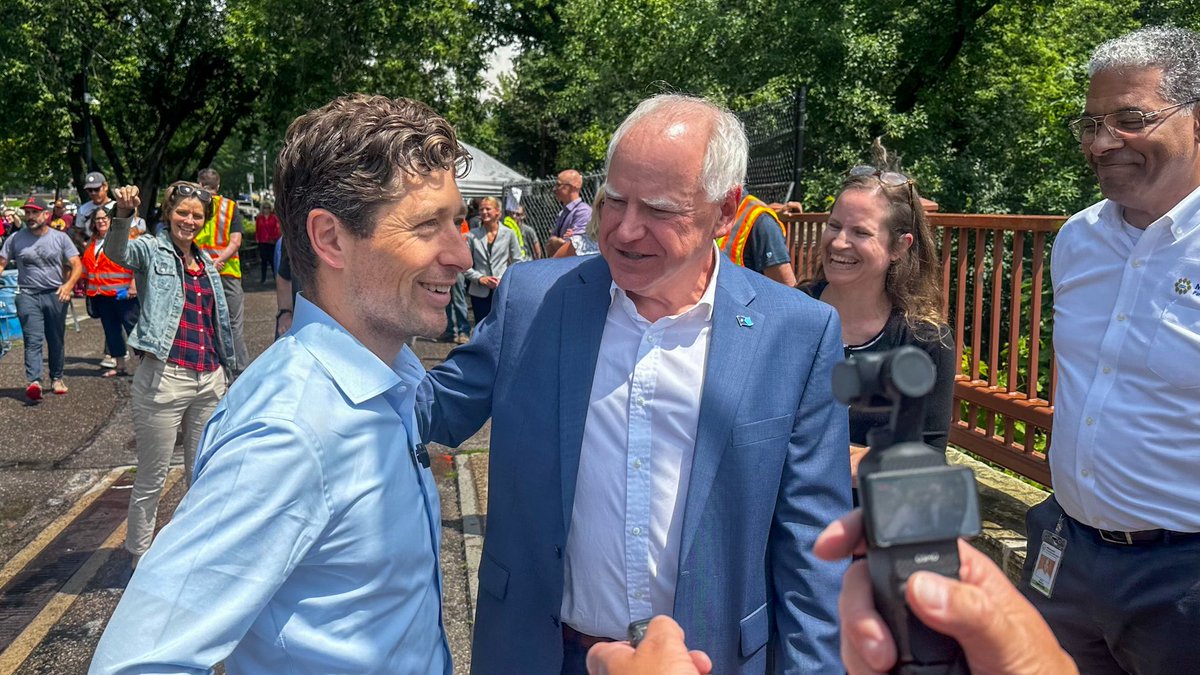 Gebo___'s tweet image. What’s crazy is the highest paid person in this picture is the guy on the right. Not the mayor or governor. But the superintendent of the park board.