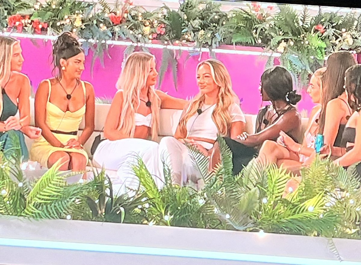 Crayolashots's tweet image. Meg LITRO thinks she’s the shit. Not honey you are shit. #LoveIslandUK