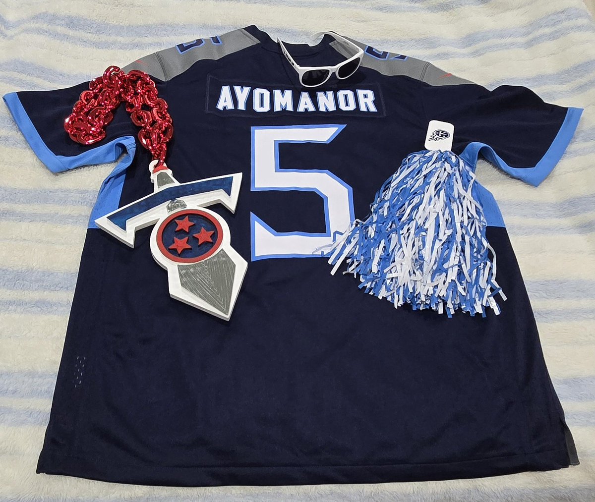 ChadDavis85's tweet image. Big shoutout to @PAULOLDENBURG11 for the @elicayomanor jersey & the other items.
Now let's do something else fun. Retweet this post & I'll randomly select someone for a pair of Training camp tickets for Aug 6th. Winner selected this Sunday.