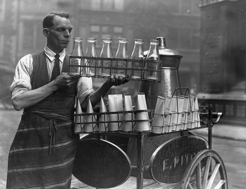 the_silent_era's tweet image. Pictures from the 1920s
circa 1926: The advent of paper milk cartons was an important event for dairymen and delivery men. Six bottles are contrasted with the cartons on this delivery man’s cart. (Photo by Fox Photos/Getty Images)
gettyimagesgallery.com/images/milk-ca…