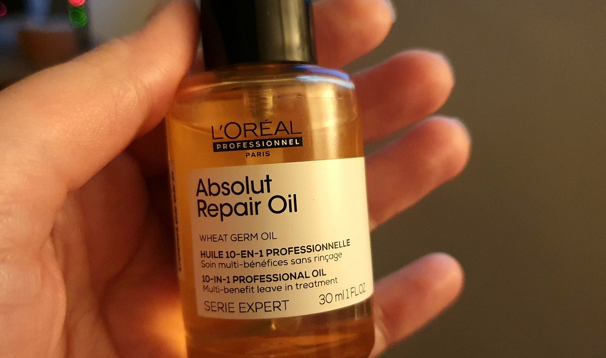 lygia_maria's tweet image. não sou ligada em cosméticos, mas que cousa maravilhousa é isto aqui. 🥰 custa caro, só que rende bastante e não precisa usar diariamente. tenho cabelo oleoso, mas as pontas estavam ressecadas com o uso do secador, e ele não deixa pesado. fica a dica.