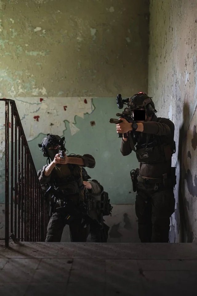 Entraînement au CQB : comment simuler des scénarios réalistes à la maison.

Alors comme beaucoup, je m'entraine chez moi. Mais après quelques discutions il s'avère que c'est pas le cas pour beaucoup d'entre vous, donc vous allez me corriger ça rapidement.

vis-pacem-formations.fr/entrainement-a…
