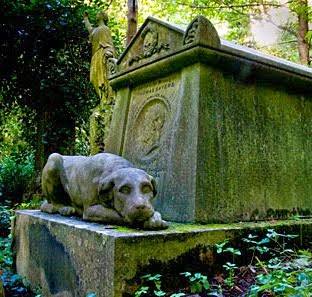 literlandweb1's tweet image. En el #DiaDelPerro
"Aquí 
descansan los restos de alguien
que fue Bello sin vanidad,
Fuerte sin insolencia,
Valiente sin ferocidad,
que poseyó todas las virtudes del hombre
y ninguno de sus defectos".

Epitafio de Lord Byron a su perro Boatswain