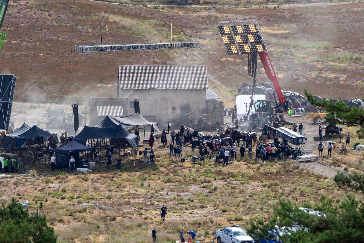 Targ_Loyalist's tweet image. Today's shoot at Hankley Common in Surrey featured the Team Black army!
Visible in the photos are the Winter Wolves and soldiers representing Houses Targaryen, Tully, Blackwood, Bracken, Mallister, and Vance. Episode 8 is being directed by Andrij Parekh.
Via @housethedragons
