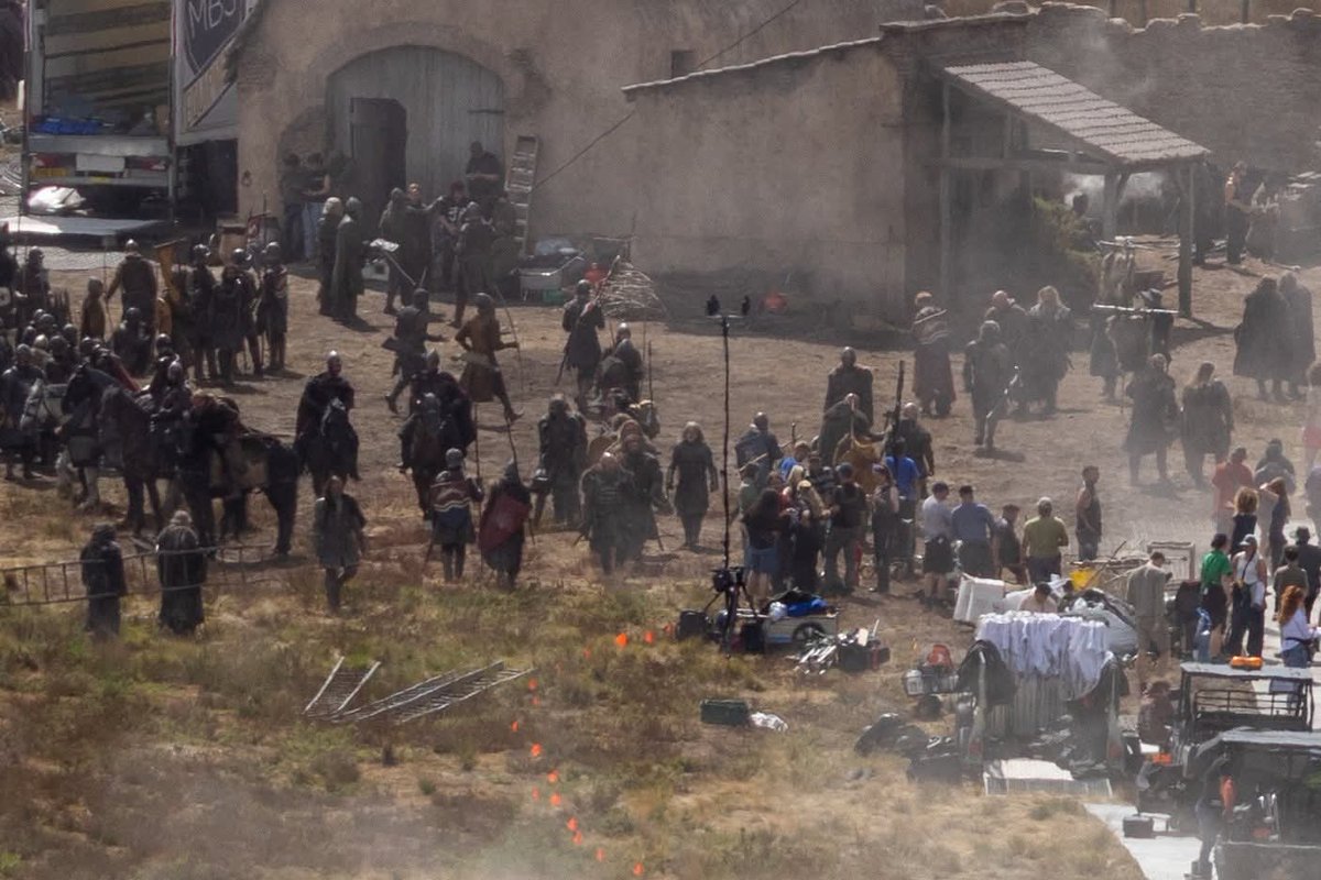 Targ_Loyalist's tweet image. Today's shoot at Hankley Common in Surrey featured the Team Black army!
Visible in the photos are the Winter Wolves and soldiers representing Houses Targaryen, Tully, Blackwood, Bracken, Mallister, and Vance. Episode 8 is being directed by Andrij Parekh.
Via @housethedragons