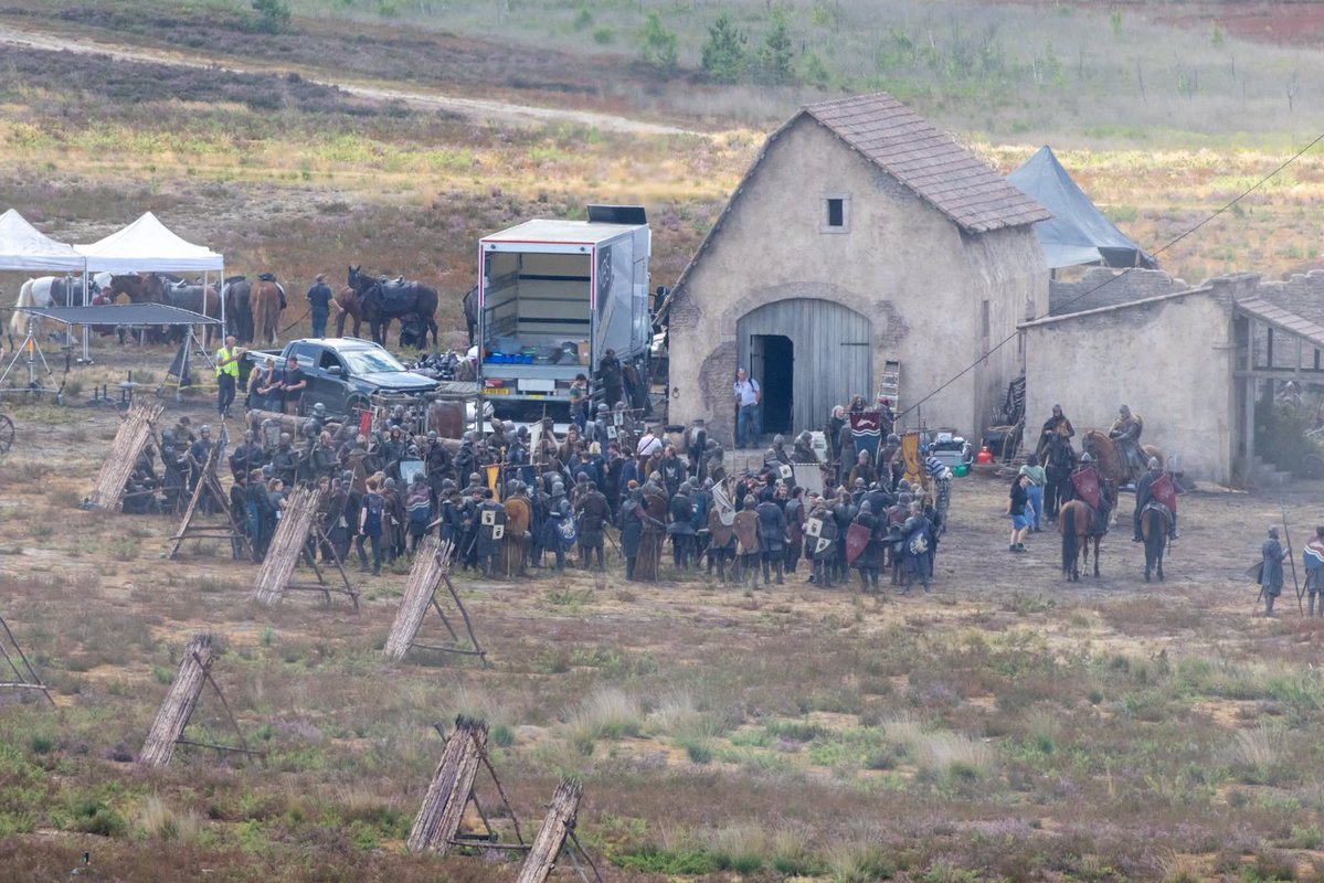 Targ_Loyalist's tweet image. Today's shoot at Hankley Common in Surrey featured the Team Black army!
Visible in the photos are the Winter Wolves and soldiers representing Houses Targaryen, Tully, Blackwood, Bracken, Mallister, and Vance. Episode 8 is being directed by Andrij Parekh.
Via @housethedragons