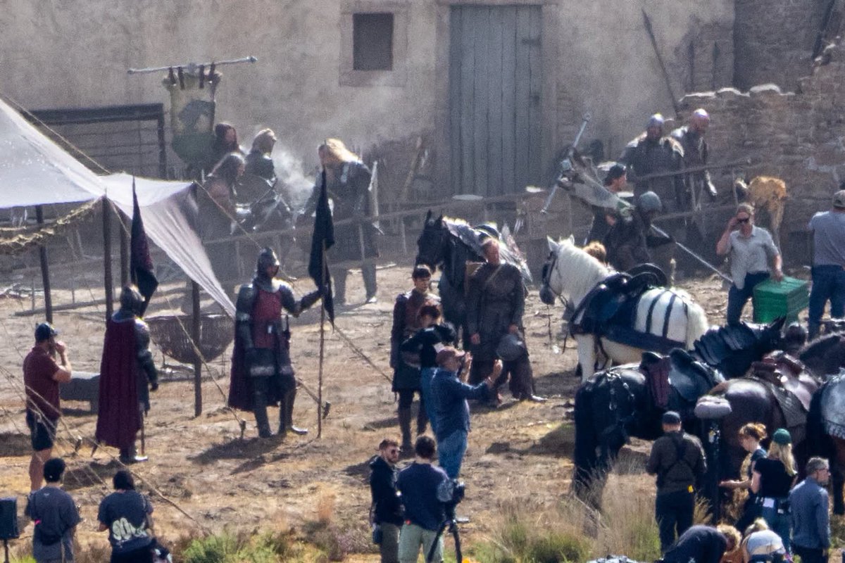 Targ_Loyalist's tweet image. Today's shoot at Hankley Common in Surrey featured the Team Black army!
Visible in the photos are the Winter Wolves and soldiers representing Houses Targaryen, Tully, Blackwood, Bracken, Mallister, and Vance. Episode 8 is being directed by Andrij Parekh.
Via @housethedragons