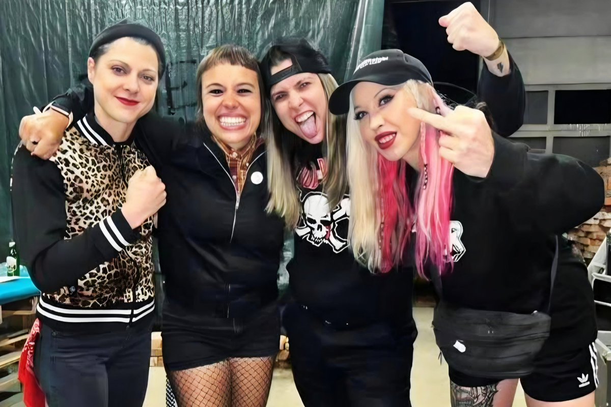 LosFastidios91's tweet image. Girls on stage last Saturday at Festiwal Urwanych Filmow in Rowy/Lodz (Poland): 💜 Rachel (Grippers), Elisa Dixan (Los Fastidios), Ale (Grippers), Theresa (Jawless).... United we stand ♀️