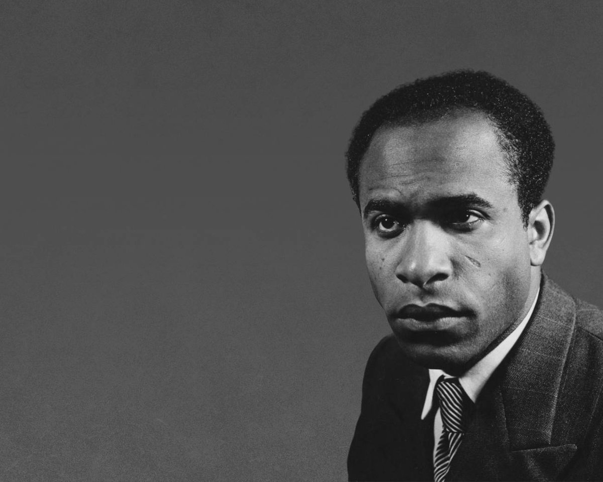 ElDiploConoSur's tweet image. Médico psiquiatra, ideólogo del Tercer Mundo, revolucionario consecuente, humanista. A cien años del nacimiento de Frantz Fanon, ocurrido el 20 de julio de 1925, resulta oportuno evocar el pensamiento de quien afirmó que la liberación de los oprimidos no puede ser “el resultado…