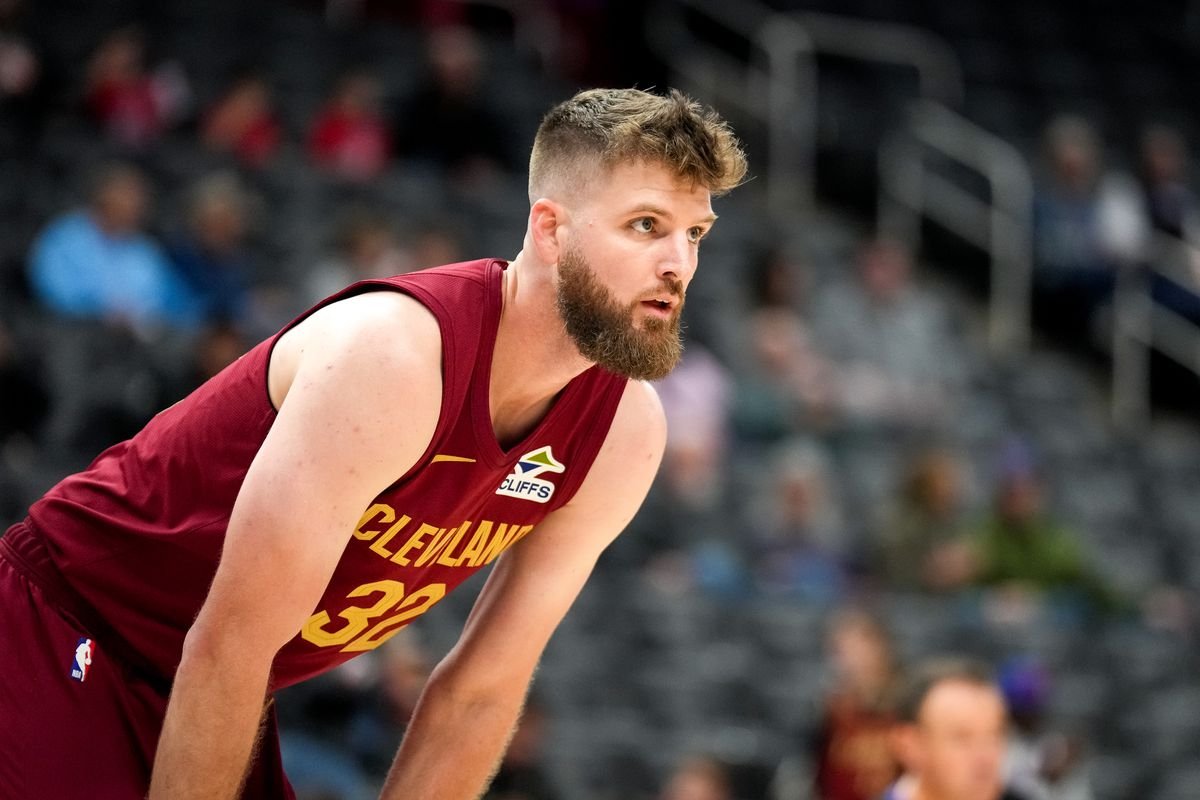 SleeperCleCavs's tweet image. The Houston Rockets pursued a trade with the Cavs for Dean Wade according to Clutchpoints
Houston was willing to offer Wade a full MLE extension over the next few seasons, the same deal that Finney-Smith landed