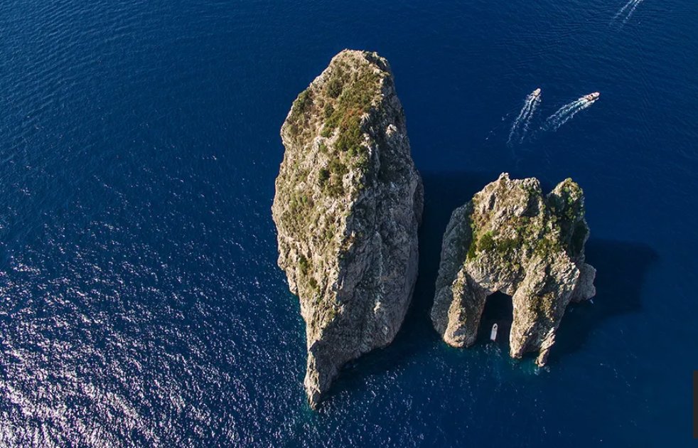 LibrosY's tweet image. El libro "Capri eterno", de Jean Pascal-Hesse y con fotos de Umberto D´Aniello, es una forma de recordar que algunos nombres, cuando se pronuncian, son como hechizos. Despiertan la imaginación y sacan a relucir recuerdos brillantes. wp.me/p9fWSA-bli