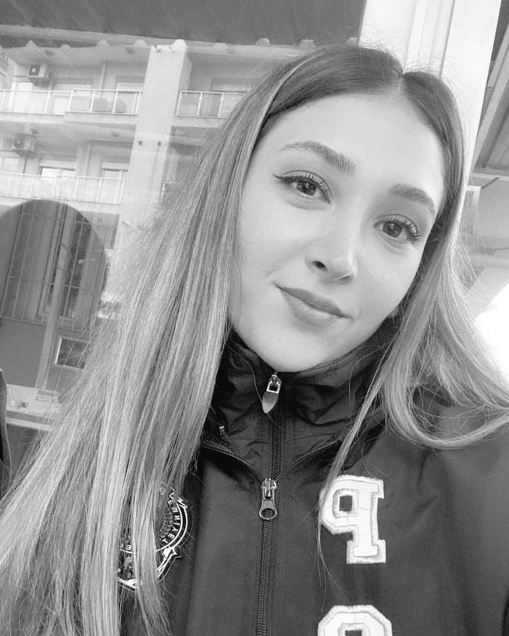 Hançer gibi keskin, çiçekler kadar ince...

Şehit Polis Memuru Şeyda Yılmaz. 🇹🇷