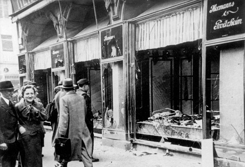 ftn_se_budi's tweet image. U 8. razredu postoji jedna lekcija iz istorije:
Kristalna noć (Kristallnacht) se dogodila 9.11.1938. kada su Hitlerovi sledbenice razbijale radnje Javreja širom Nemačke.
Prvi snimak je razbijanje ribarnica u Šapcu 20.7.2025.
Vlasnik je podržao studente pre ovoga.
Druga slika…