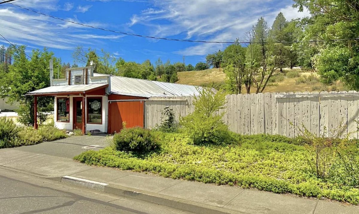 oldhouseunder50's tweet image. c.1940 #California #Storefront With #LivingQuarters. $75K.  oldhousesunder50k.com/c-1940-califor…