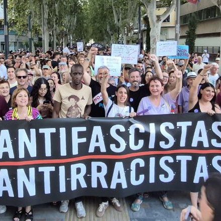 EgioVictor's tweet image. Un centenar de nazis y frikis liándola en Torre Pacheco ocuparon horas y horas de telediarios y varios días de especiales en directo. Las 15.000 personas que hoy han llenado pacíficamente las calles de Murcia apenas saldrán, con suerte, unos segundos en pantalla.
Igual eso…