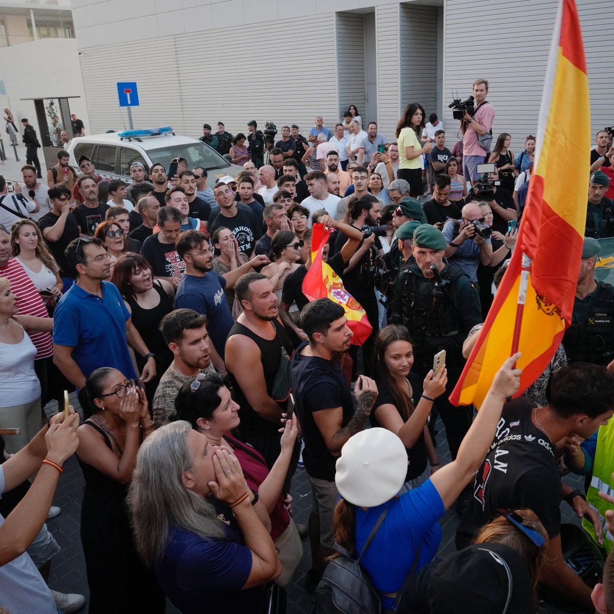 EgioVictor's tweet image. Un centenar de nazis y frikis liándola en Torre Pacheco ocuparon horas y horas de telediarios y varios días de especiales en directo. Las 15.000 personas que hoy han llenado pacíficamente las calles de Murcia apenas saldrán, con suerte, unos segundos en pantalla.
Igual eso…