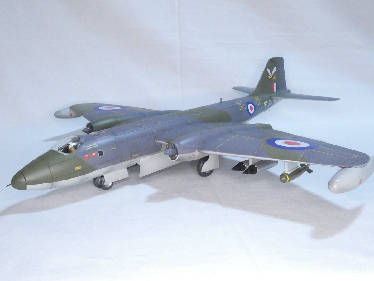 YdOSZS14yuB6I2k's tweet image. キャンベラ完成しました
私の完成させた1/48航空機では最大級の大きさで取り回しが大変でした。翼を最初の方につけてしまうと苦労しそうだったのでデカール、スミ入れ終わらせてから取り付けしてます。
#積みプラ崩し大会2025夏
#完成 #2個目