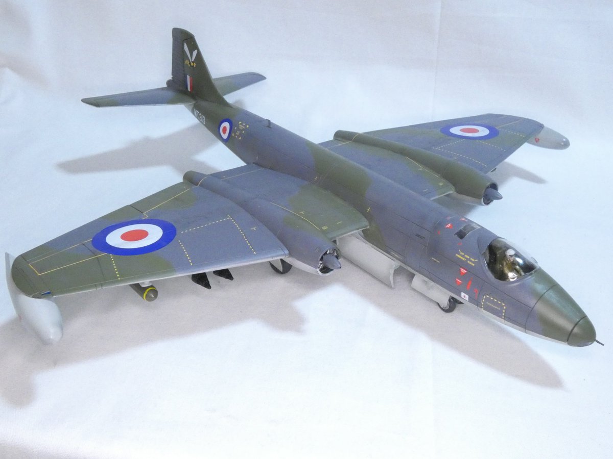 YdOSZS14yuB6I2k's tweet image. キャンベラ完成しました
私の完成させた1/48航空機では最大級の大きさで取り回しが大変でした。翼を最初の方につけてしまうと苦労しそうだったのでデカール、スミ入れ終わらせてから取り付けしてます。
#積みプラ崩し大会2025夏
#完成 #2個目